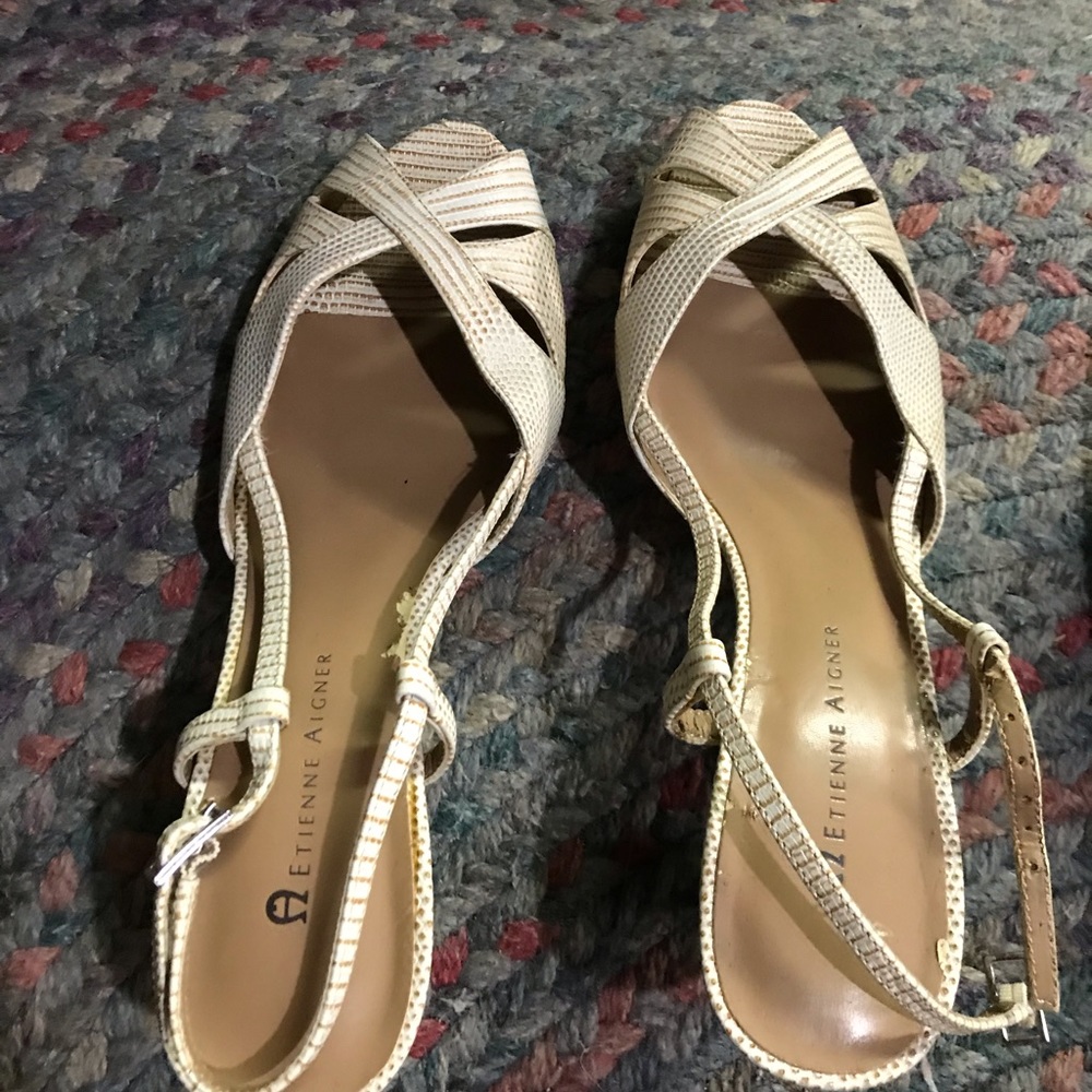 Etienne Aigner off -white short heels